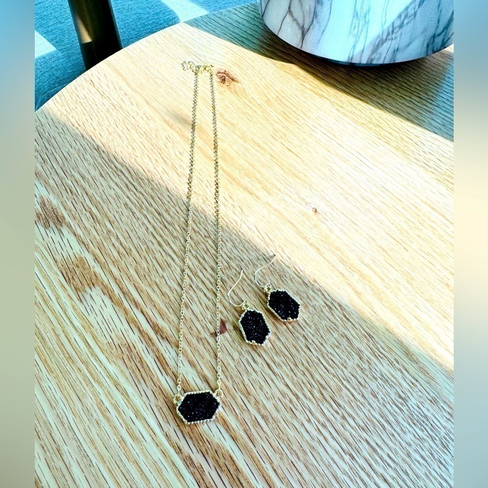 Kendra Scott INSPIRED Elisa Necklace & Earrings Set in Black